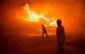 Εικόνες αποκάλυψης στο Λος Άντζελες: Tεράστια πυρκαγιά καίει σπίτια - Φωτογραφία 2