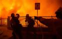 Εικόνες αποκάλυψης στο Λος Άντζελες: Tεράστια πυρκαγιά καίει σπίτια - Φωτογραφία 3