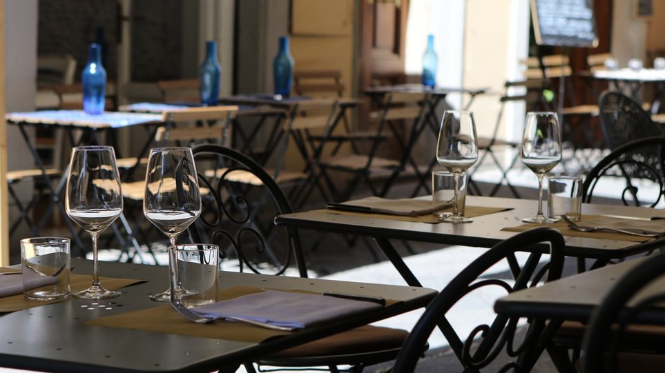 Ο «σκοτεινός» λόγος που επιβιώνουν τόσα αδειανά εστιατόρια στο Μιλάνο - Φωτογραφία 1