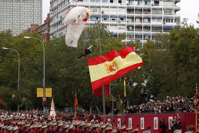 Αλεξιπτωτιστής πέφτει πάνω σε κολόνα μπροστά στον Βασιλιά της Ισπανία κατά την διάρκεια παρέλασης (pics) - Φωτογραφία 1