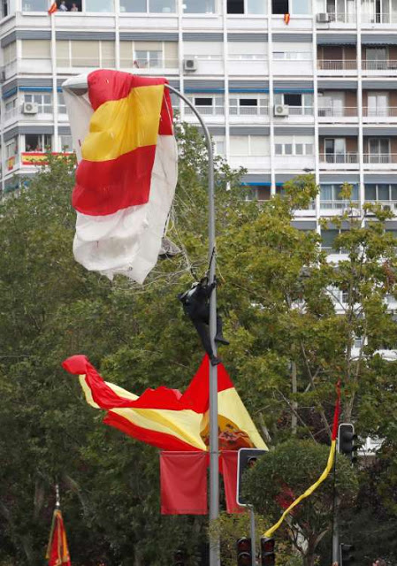 Αλεξιπτωτιστής πέφτει πάνω σε κολόνα μπροστά στον Βασιλιά της Ισπανία κατά την διάρκεια παρέλασης (pics) - Φωτογραφία 2