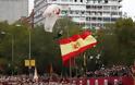 Αλεξιπτωτιστής πέφτει πάνω σε κολόνα μπροστά στον Βασιλιά της Ισπανία κατά την διάρκεια παρέλασης (pics) - Φωτογραφία 1