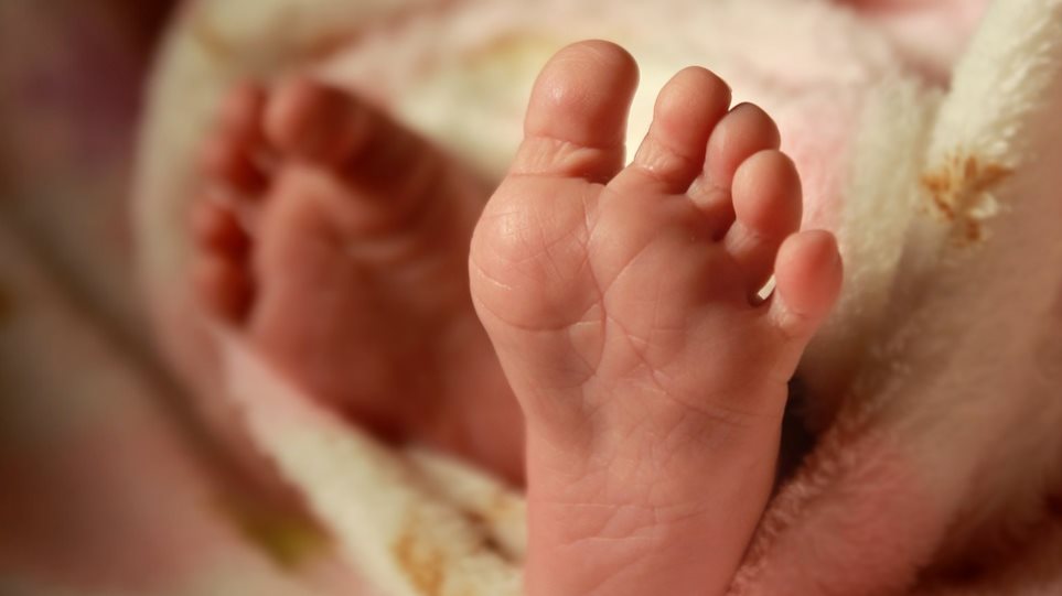 Νεογέννητο κοριτσάκι βρέθηκε θαμμένο ζωντανό - Φωτογραφία 1