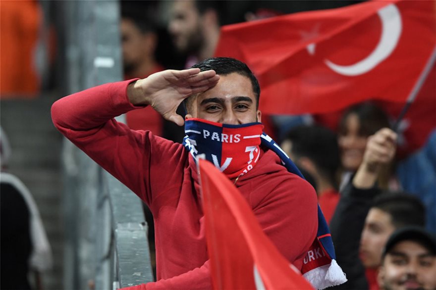 Γαλλία-Τουρκία στο Παρίσι: Στρατιωτικοί χαιρετισμοί από χιλιάδες Τούρκους στις εξέδρες! - Φωτογραφία 3