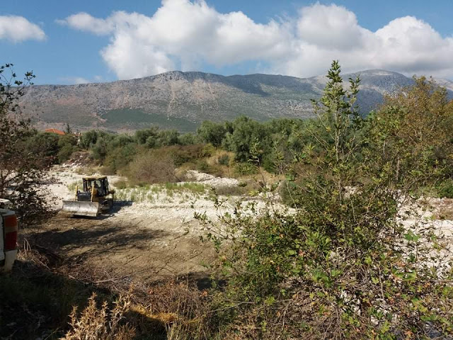 Ξεκίνησε ο καθαρισμός της κοίτης του χειμάρρου στο ΒΑΡΝΑΚΑ - [ΦΩΤΟ] - Φωτογραφία 6