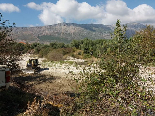 Ξεκίνησε ο καθαρισμός της κοίτης του χειμάρρου στο ΒΑΡΝΑΚΑ - [ΦΩΤΟ] - Φωτογραφία 8