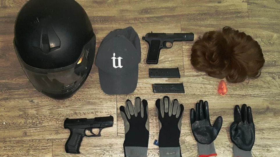 Χειροπέδες σε ληστές καταστημάτων που ντύνονταν αστυνομικοί και φορούσαν περούκες - Φωτογραφία 1