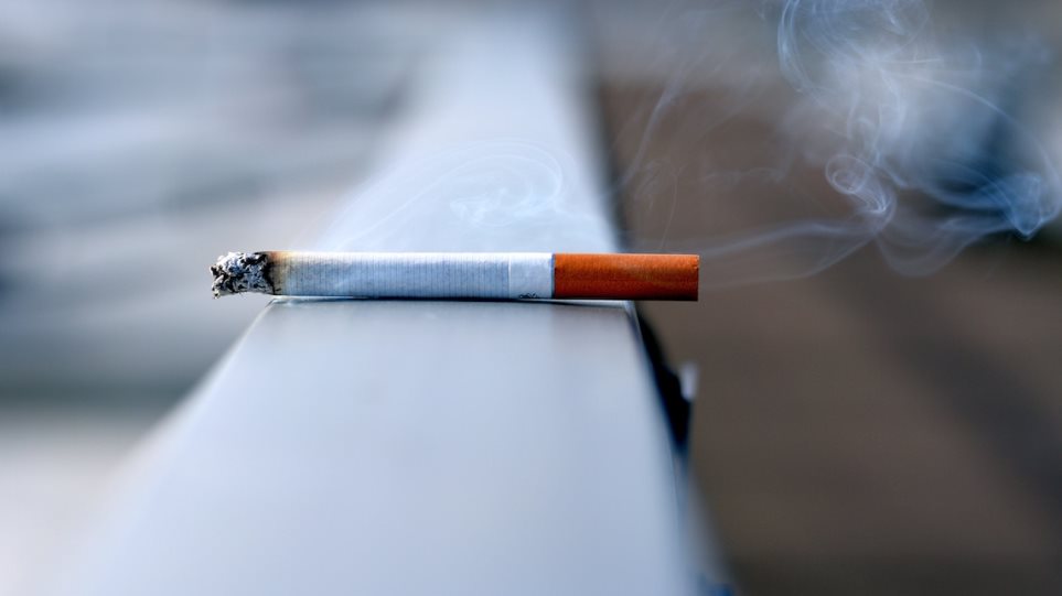 Οι Έλληνες «κόβουν» το κάπνισμα - Φωτογραφία 1