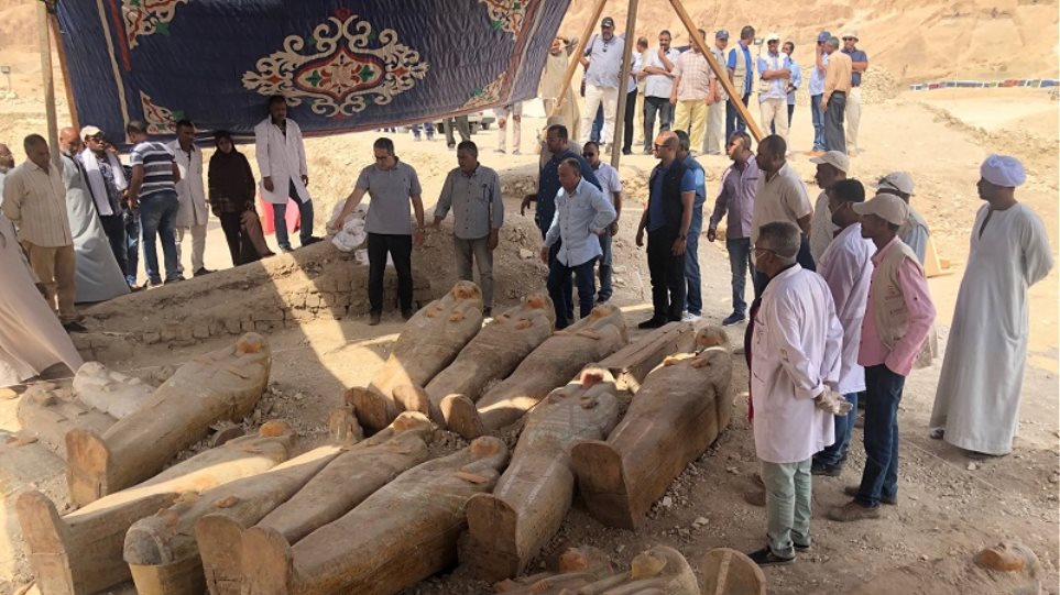 Αίγυπτος: Αρχαιολόγοι ανακάλυψαν τάφο με 20 άθικτες σαρκοφάγους - Φωτογραφία 1