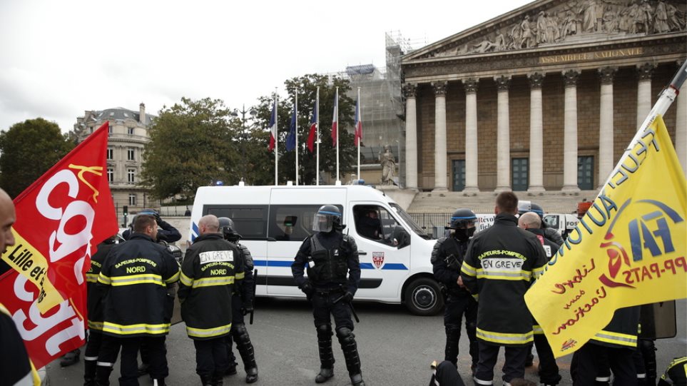 Γαλλία: Αστυνομικοί έριξαν δακρυγόνα σε πυροσβέστες που διαδήλωναν στο Παρίσι - Φωτογραφία 1