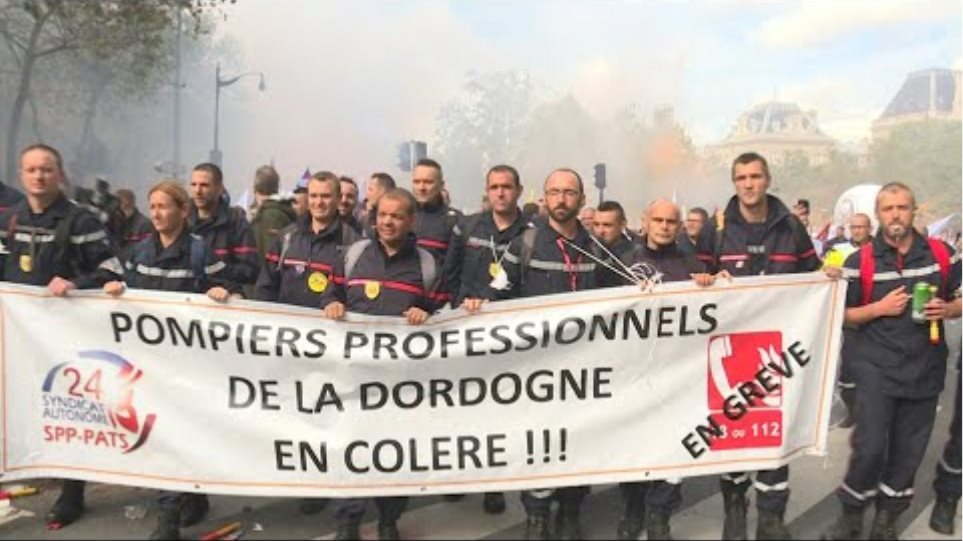 Γαλλία: Αστυνομικοί έριξαν δακρυγόνα σε πυροσβέστες που διαδήλωναν στο Παρίσι - Φωτογραφία 3