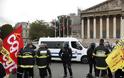 Γαλλία: Αστυνομικοί έριξαν δακρυγόνα σε πυροσβέστες που διαδήλωναν στο Παρίσι - Φωτογραφία 1