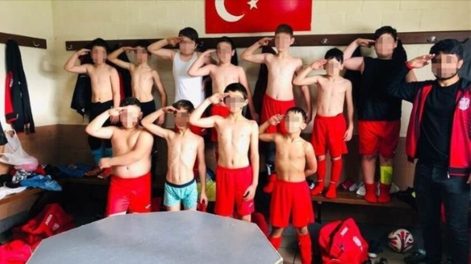 Βέλγιο: Δεκάχρονα παιδιά ομάδας Τούρκων μεταναστών χαιρετούν στρατιωτικά! - Φωτογραφία 1