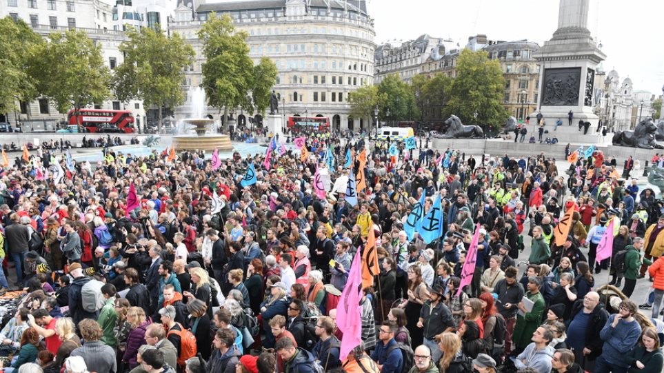 Λονδίνο: Διαδηλωτές κατά των κλιματικών αλλαγών διέκοψαν τη συγκοινωνία - Φωτογραφία 1