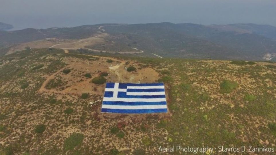 Οινούσσες: Κάτοικοι απαντούν στις τουρκικές προκλήσεις με μια τεράστια ελληνική σημαία - Φωτογραφία 1