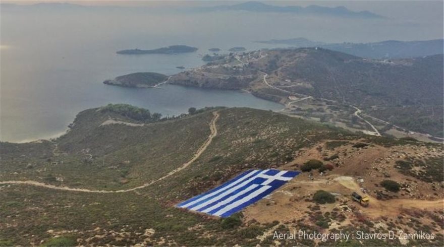 Οινούσσες: Κάτοικοι απαντούν στις τουρκικές προκλήσεις με μια τεράστια ελληνική σημαία - Φωτογραφία 3