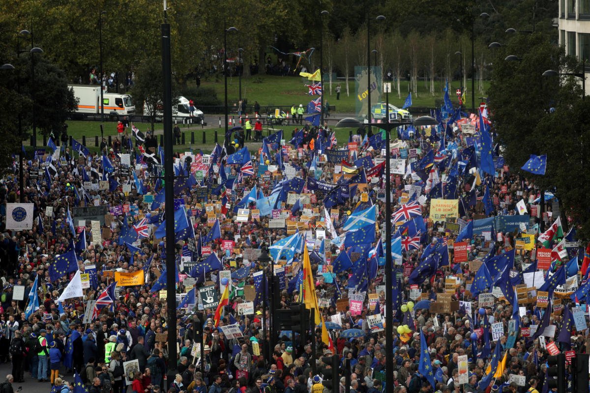 Brexit: Οργή λαού έξω από το Κοινοβούλιο! Απίστευτες εικόνες - Φωτογραφία 12
