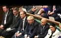Brexit: Οργή λαού έξω από το Κοινοβούλιο! Απίστευτες εικόνες - Φωτογραφία 16