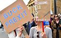 Brexit: Οργή λαού έξω από το Κοινοβούλιο! Απίστευτες εικόνες - Φωτογραφία 5