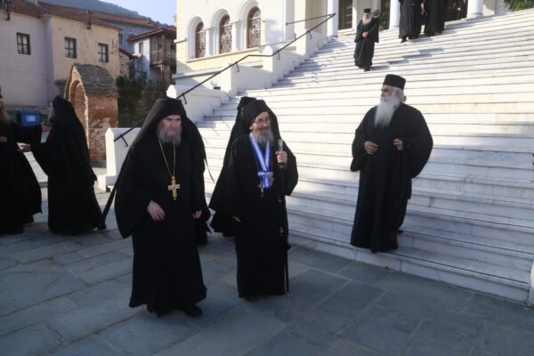 12630 - Φθάνουν οι Ηγούμενοι και Αντιπρόσωποι των Μονών στις Καρυές για την Επίσημη Υποδοχή του Πατριάρχη - Φωτογραφία 1
