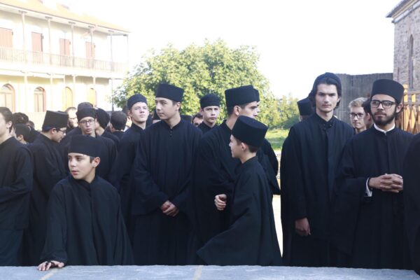 12630 - Φθάνουν οι Ηγούμενοι και Αντιπρόσωποι των Μονών στις Καρυές για την Επίσημη Υποδοχή του Πατριάρχη - Φωτογραφία 10