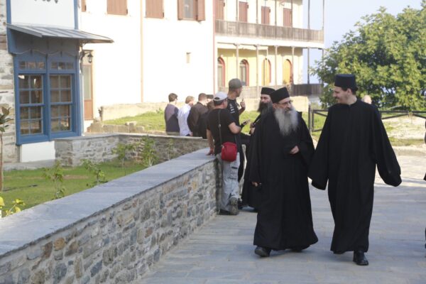 12630 - Φθάνουν οι Ηγούμενοι και Αντιπρόσωποι των Μονών στις Καρυές για την Επίσημη Υποδοχή του Πατριάρχη - Φωτογραφία 11