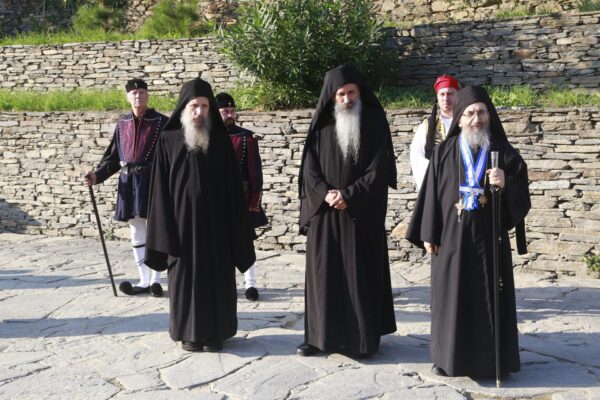 12630 - Φθάνουν οι Ηγούμενοι και Αντιπρόσωποι των Μονών στις Καρυές για την Επίσημη Υποδοχή του Πατριάρχη - Φωτογραφία 2