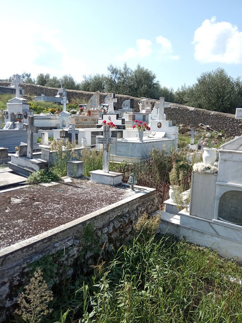Πνιγμένο στα χόρτα το νεκροταφείο στον ΠΡΟΔΡΟΜΟ Ξηρομέρου - [ΦΩΤΟ] - Φωτογραφία 12