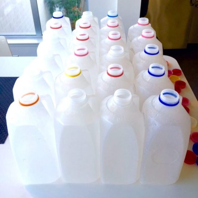 ΚΑΤΑΣΚΕΥΕΣ - Μάζεψε αρκετά πλαστικά μπουκάλια και κατασκεύασε ένα φανταστικό πολύφωτο! - Φωτογραφία 1