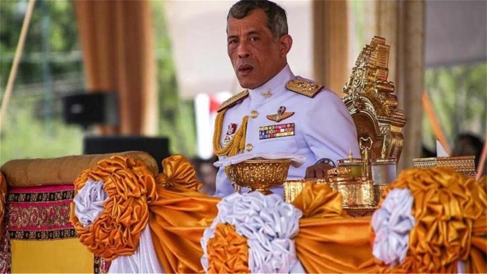 Ταϊλάνδη: Ο βασιλιάς απέλυσε έξι ανώτατους αξιωματούχους μετά την «αποκαθήλωση» της ερωμένης του - Φωτογραφία 1