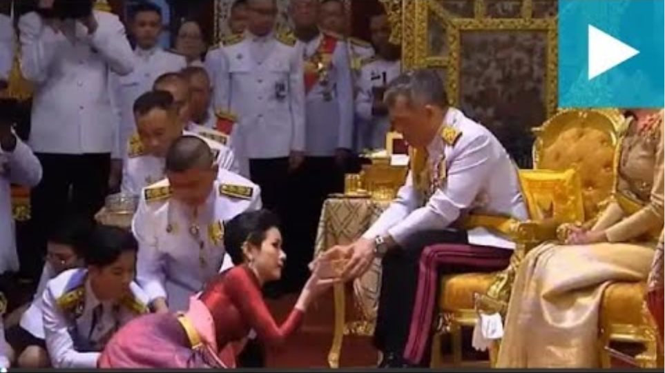 Ταϊλάνδη: Ο βασιλιάς απέλυσε έξι ανώτατους αξιωματούχους μετά την «αποκαθήλωση» της ερωμένης του - Φωτογραφία 2