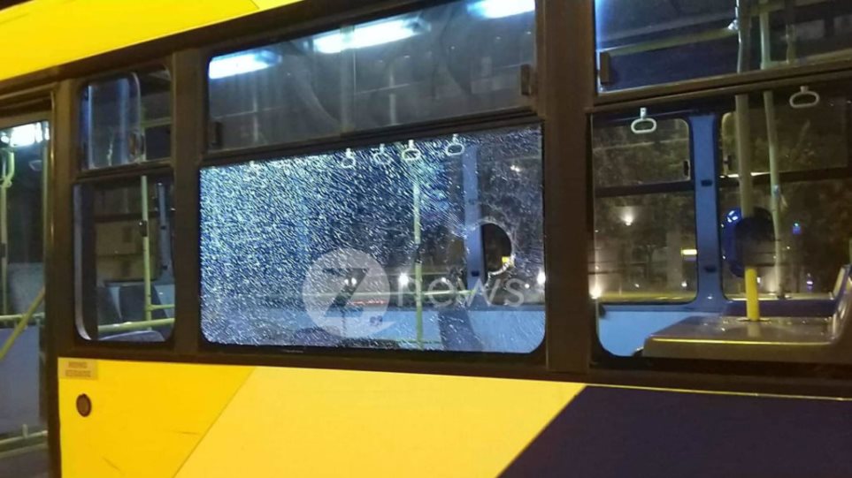 Λεωφόρος Συγγρού: Μεθυσμένος πέταξε μπουκάλι σε λεωφορείο επειδή ο οδηγός αρνήθηκε να τον επιβιβάσει - Φωτογραφία 1
