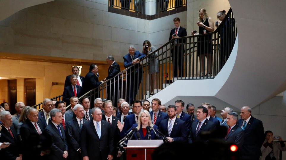 «Πραξικόπημα» στη Βουλή των ΗΠΑ: Ρεπουμπλικάνοι διέκοψαν κατάθεση σε επιτροπή που εξετάζει την παραπομπή Τραμπ - Φωτογραφία 1