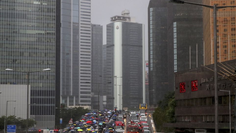 Χονγκ Κονγκ: Μεγιστάνας πλήρωσε σχεδόν ένα εκατομμύριο δολάρια για μια θέση στάθμευσης - Φωτογραφία 1
