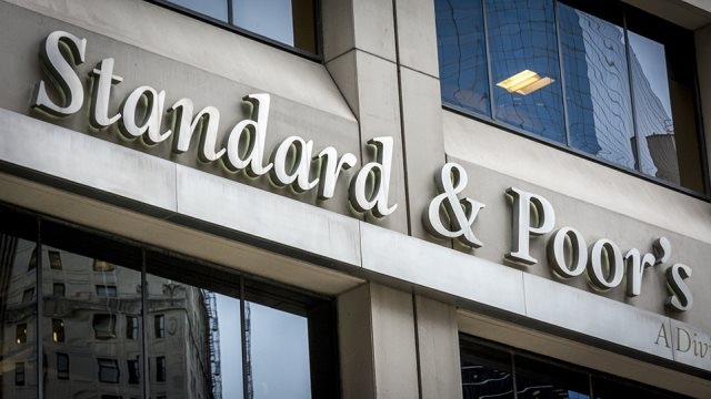 Standard & Poor's: Αναβάθμισε κατά μία μονάδα την ελληνική οικονομία - Φωτογραφία 1