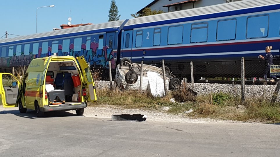 Τρίκαλα: Τρένο συνέτριψε αυτοκίνητο - Φωτογραφία 1