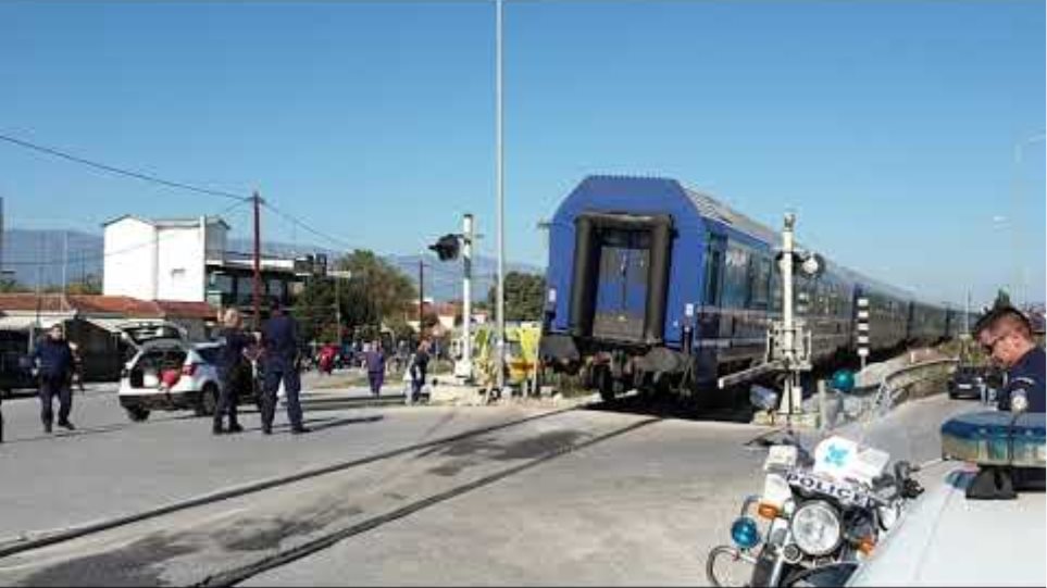 Τρίκαλα: Τρένο συνέτριψε αυτοκίνητο - Φωτογραφία 2