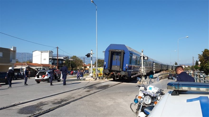 Τρίκαλα: Τρένο συνέτριψε αυτοκίνητο - Φωτογραφία 3
