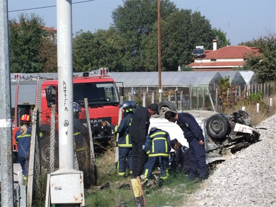 Τρίκαλα: Τρένο συνέτριψε αυτοκίνητο - Φωτογραφία 5