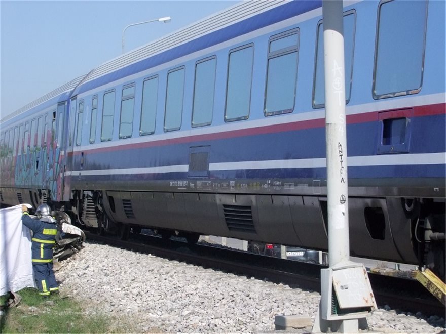 Τρίκαλα: Τρένο συνέτριψε αυτοκίνητο - Φωτογραφία 6