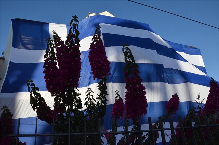 Ο αντιδήμαρχος κάλυψε το σπίτι του με ελληνική σημαία 140 τ.μ. - Φωτογραφία 2