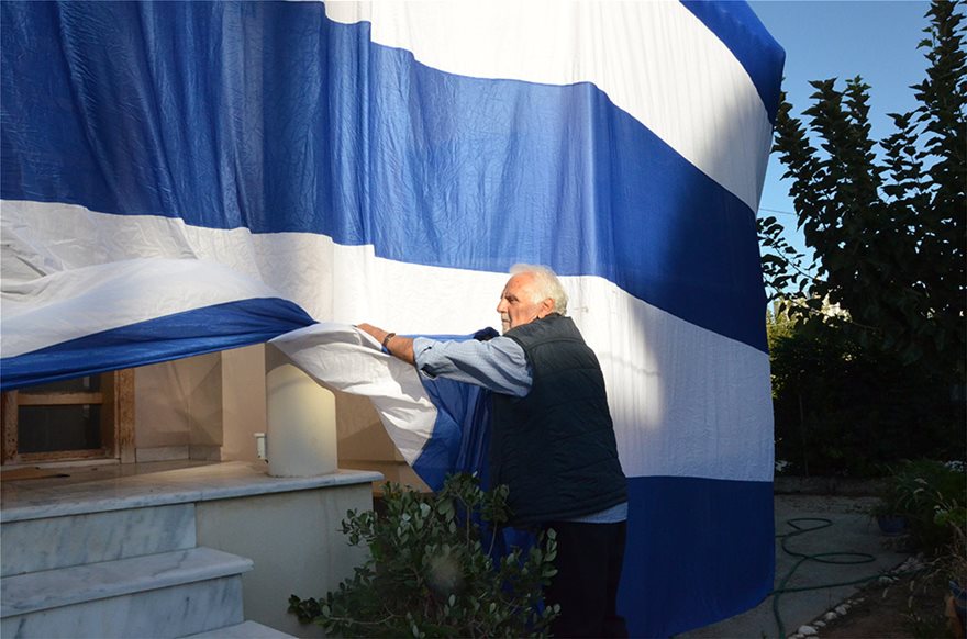 Ο αντιδήμαρχος κάλυψε το σπίτι του με ελληνική σημαία 140 τ.μ. - Φωτογραφία 3
