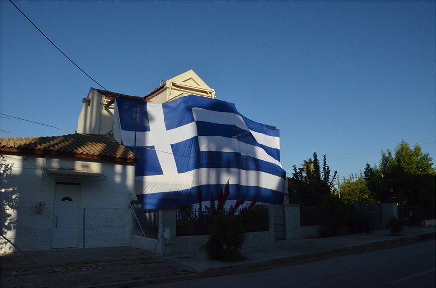 Ο αντιδήμαρχος κάλυψε το σπίτι του με ελληνική σημαία 140 τ.μ. - Φωτογραφία 4