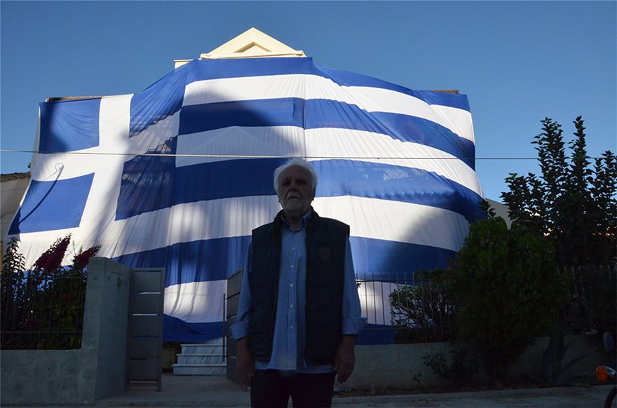 Ο αντιδήμαρχος κάλυψε το σπίτι του με ελληνική σημαία 140 τ.μ. - Φωτογραφία 5