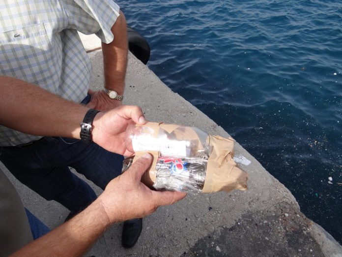 Τάμα στο μπουκάλι: Το πιο ασυνήθιστο έθιμο στο νησί του Πανορμίτη (φωτό) - Φωτογραφία 2