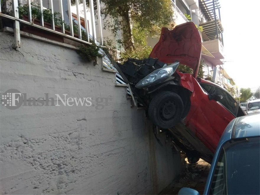 Απίστευτο τροχαίο - Αυτοκίνητο παραλίγο να βρεθεί σε μπαλκόνι σπιτιού (φωτο) - Φωτογραφία 3
