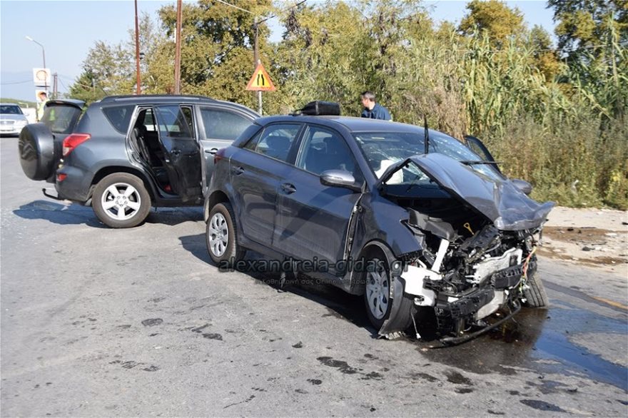 Τροχαίο δυστύχημα – Μία γυναίκα νεκρή και τρεις τραυματίες - Φωτογραφία 4