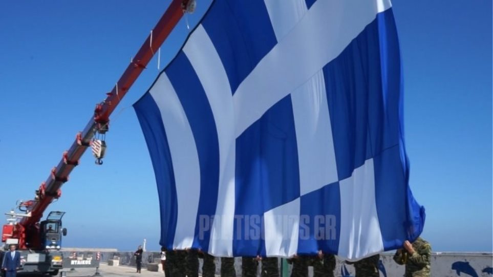 Χίος: Έπαρση σημαίας 150 τ.μ. στο κεντρικό λιμάνι για την 28η Οκτωβρίου - Φωτογραφία 1