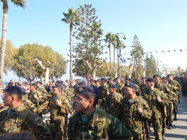 Φωτό από τη στρατιωτική παρέλαση στην ΚΩ - Φωτογραφία 11