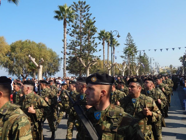 Φωτό από τη στρατιωτική παρέλαση στην ΚΩ - Φωτογραφία 13